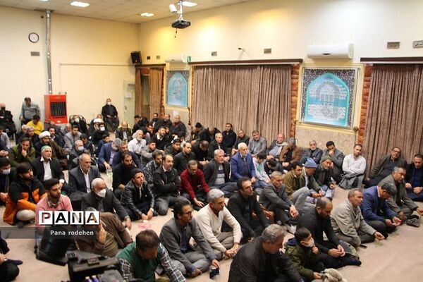 نشست صمیمانه مسئولان با فعالان‌فرهنگی رودهن در دفتر امام جمعه رودهن