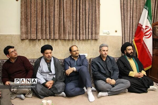 نشست صمیمانه مسئولان با فعالان‌فرهنگی رودهن در دفتر امام جمعه رودهن