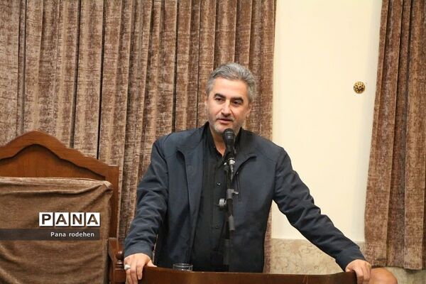 نشست صمیمانه مسئولان با فعالان‌فرهنگی رودهن در دفتر امام جمعه رودهن