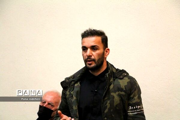 نشست صمیمانه مسئولان با فعالان‌فرهنگی رودهن در دفتر امام جمعه رودهن