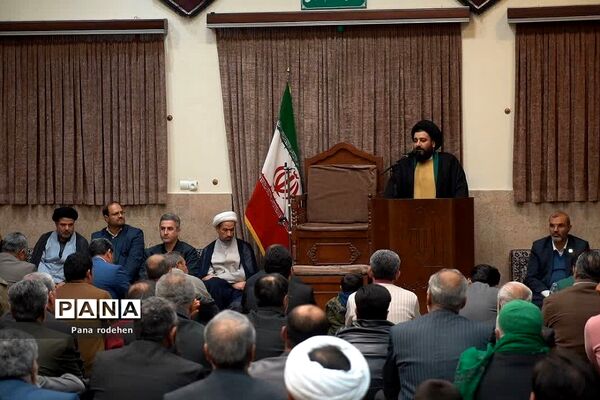 نشست صمیمانه مسئولان با فعالان‌فرهنگی رودهن در دفتر امام جمعه رودهن