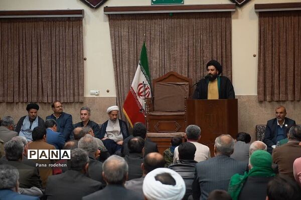 نشست صمیمانه مسئولان با فعالان‌فرهنگی رودهن در دفتر امام جمعه رودهن