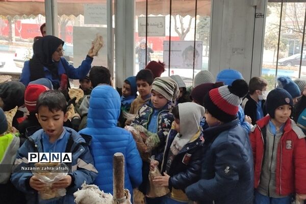 اردوی نانوایی توسط دانش‌آموزان دبستان هموطن ۲ رودهن
