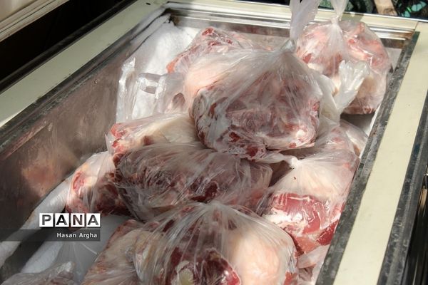 توزیع بسته‌های مواد غذایی در بین خانواده‌های تحت پوشش صندوق امداد اهل بیت(ع)