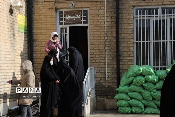 توزیع بسته‌های مواد غذایی در بین خانواده‌های تحت پوشش صندوق امداد اهل بیت(ع)