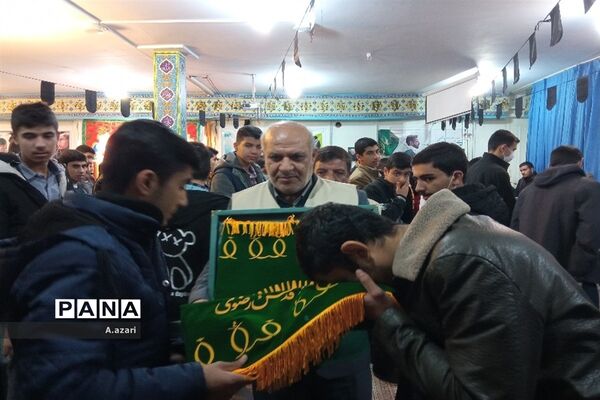 سایه پرچم متبرک حرم رضوی بر سر دانش‌آموزان دبیرستان معارف شهرکرد
