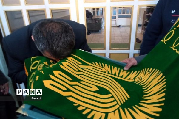 سایه پرچم متبرک حرم رضوی بر سر دانش‌آموزان دبیرستان معارف شهرکرد