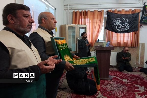 سایه پرچم متبرک حرم رضوی بر سر دانش‌آموزان دبیرستان معارف شهرکرد