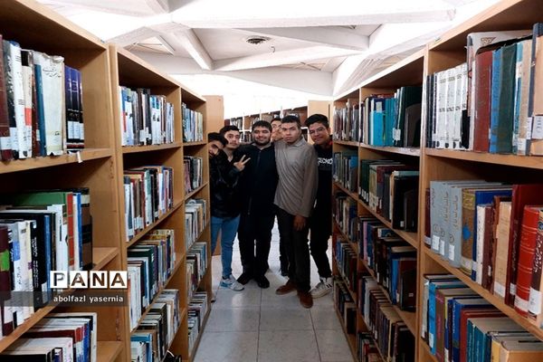 بازدید دانش‌آموزان رشته علوم انسانی ناحیه ۳ شیراز از کتابخانه مرکزی دانشگاه شیراز