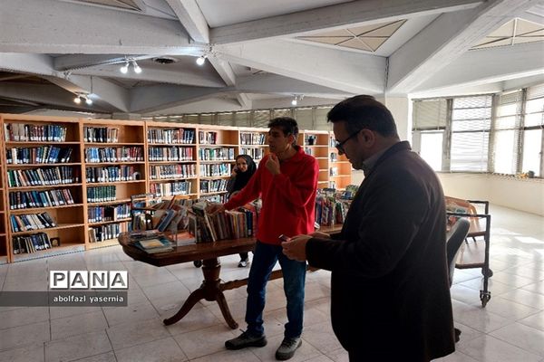 بازدید دانش‌آموزان رشته علوم انسانی ناحیه ۳ شیراز از کتابخانه مرکزی دانشگاه شیراز