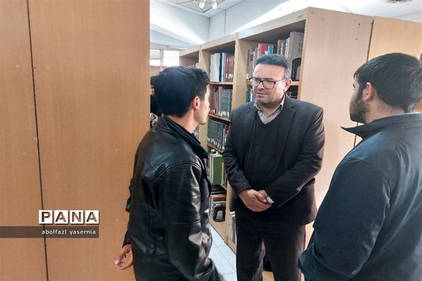 بازدید دانش‌آموزان رشته علوم انسانی ناحیه ۳ شیراز از کتابخانه مرکزی دانشگاه شیراز