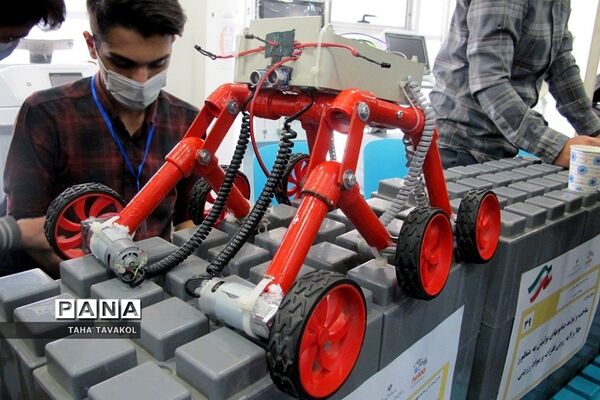نمایشگاه دستاوردهای پژوهشی دانش‌آموزان در پارک فناوری پردیس