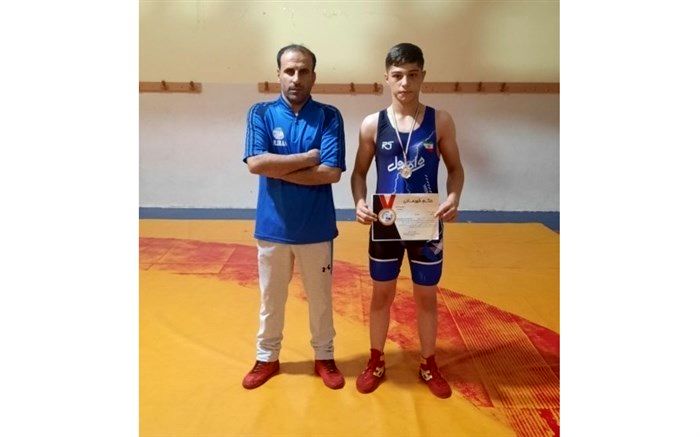 کسب مدال طلا در مسابقات کشتی ناشنوایان کشور توسط دانش‌آموز اردبیلی