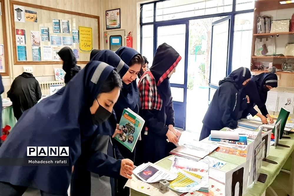 نواختن زنگ پژوهش در آموزشگاه نمونه دولتی فرهنگ ام‌ابیها (س)