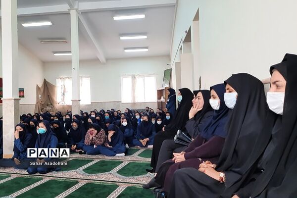 محفل انس با قرآن در دبیرستان حضرت فاطمه (س) سربندان دماوند