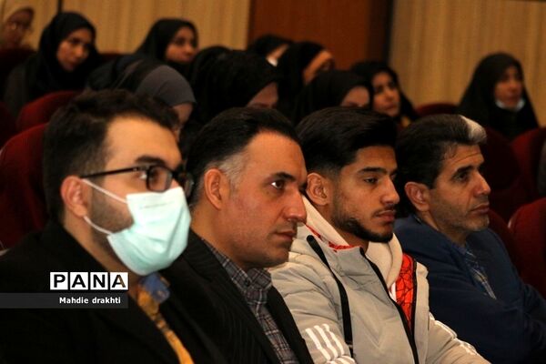 مراسم تقدیر از برگزیدگان کشوری در محور پژوهش در اداره‌کل آموزش و پرورش شهرستان‌های استان تهران