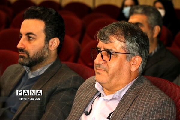 مراسم تقدیر از برگزیدگان کشوری در محور پژوهش در اداره‌کل آموزش و پرورش شهرستان‌های استان تهران