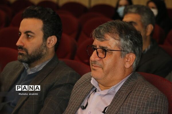مراسم تقدیر از برگزیدگان کشوری در محور پژوهش در اداره‌کل آموزش و پرورش شهرستان‌های استان تهران