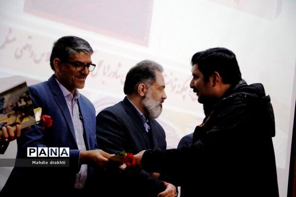 مراسم تقدیر از برگزیدگان کشوری در محور پژوهش در اداره‌کل آموزش و پرورش شهرستان‌های استان تهران