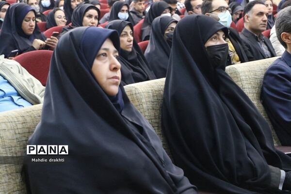 مراسم تقدیر از برگزیدگان کشوری در محور پژوهش در اداره‌کل آموزش و پرورش شهرستان‌های استان تهران