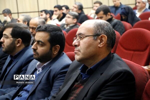 مراسم تقدیر از برگزیدگان کشوری در محور پژوهش در اداره‌کل آموزش و پرورش شهرستان‌های استان تهران