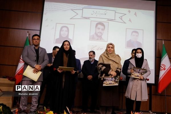 مراسم تقدیر از برگزیدگان کشوری در محور پژوهش در اداره‌کل آموزش و پرورش شهرستان‌های استان تهران