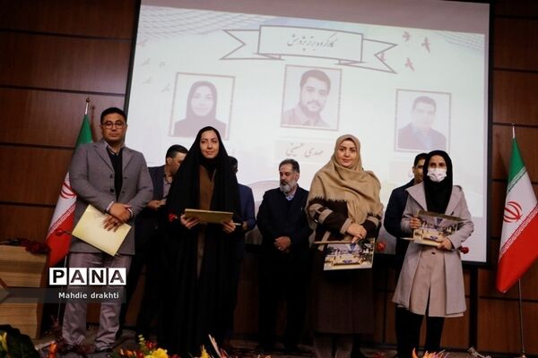 مراسم تقدیر از برگزیدگان کشوری در محور پژوهش در اداره‌کل آموزش و پرورش شهرستان‌های استان تهران
