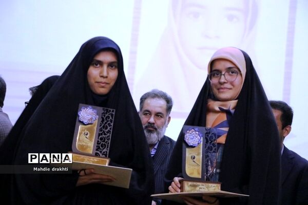 مراسم تقدیر از برگزیدگان کشوری در محور پژوهش در اداره‌کل آموزش و پرورش شهرستان‌های استان تهران