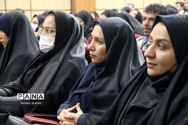 مراسم تقدیر از برگزیدگان کشوری در محور پژوهش در اداره‌کل آموزش و پرورش شهرستان‌های استان تهران