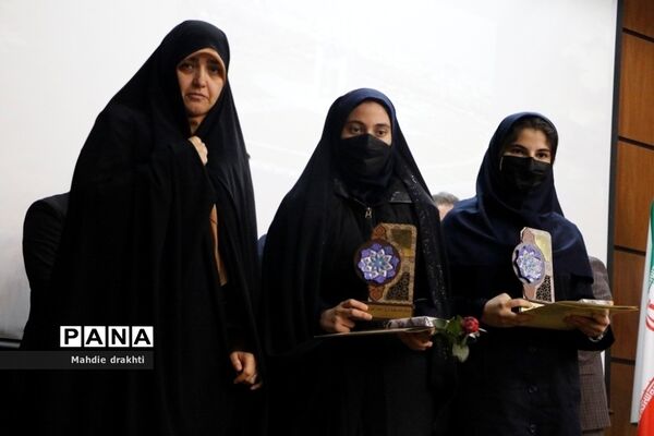 مراسم تقدیر از برگزیدگان کشوری در محور پژوهش در اداره‌کل آموزش و پرورش شهرستان‌های استان تهران