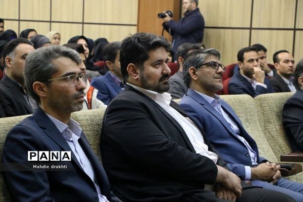 مراسم تقدیر از برگزیدگان کشوری در محور پژوهش در اداره‌کل آموزش و پرورش شهرستان‌های استان تهران