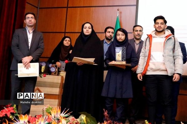 مراسم تقدیر از برگزیدگان کشوری در محور پژوهش در اداره‌کل آموزش و پرورش شهرستان‌های استان تهران