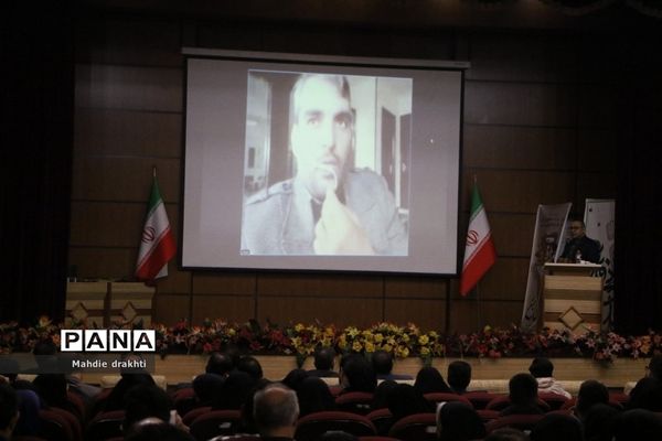 مراسم تقدیر از برگزیدگان کشوری در محور پژوهش در اداره‌کل آموزش و پرورش شهرستان‌های استان تهران