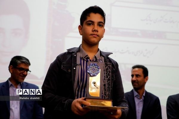 مراسم تقدیر از برگزیدگان کشوری در محور پژوهش در اداره‌کل آموزش و پرورش شهرستان‌های استان تهران