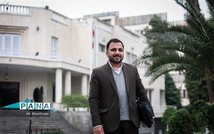 مشکلاتی که مردم در شبکه‌های اجتماعی مطرح می‌کنند را رصد می‌کنم