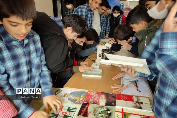 نمایشگاه هفته پژوهش در مدرسه شهید بهشتی رودهن