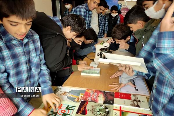 نمایشگاه هفته پژوهش در مدرسه شهید بهشتی رودهن