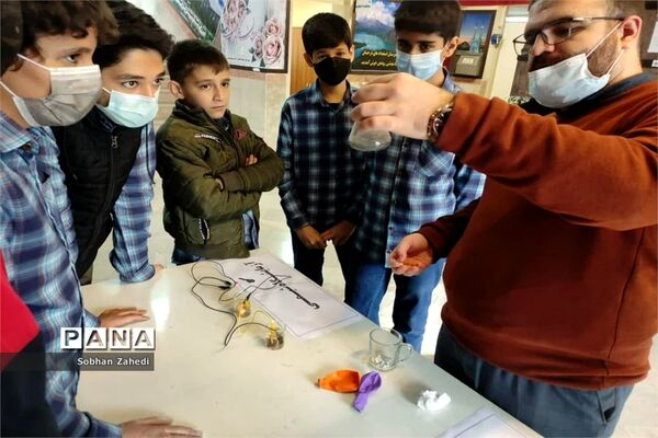 نمایشگاه هفته پژوهش در مدرسه شهید بهشتی رودهن