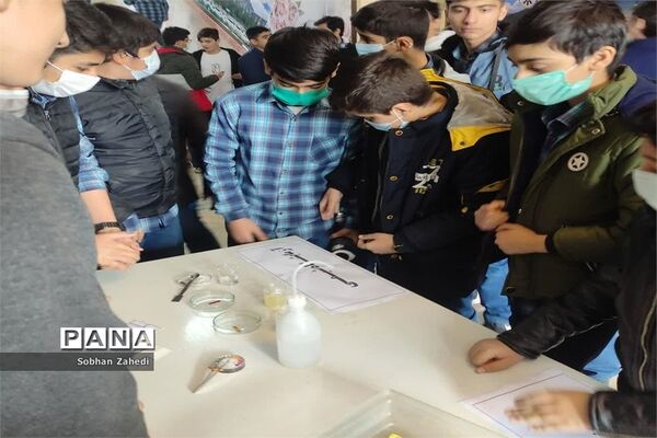 نمایشگاه هفته پژوهش در مدرسه شهید بهشتی رودهن