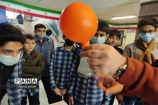 نمایشگاه هفته پژوهش در مدرسه شهید بهشتی رودهن