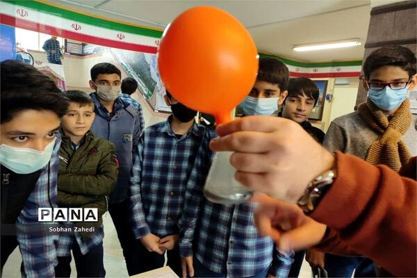 نمایشگاه هفته پژوهش در مدرسه شهید بهشتی رودهن