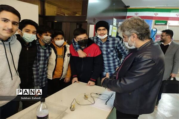 نمایشگاه هفته پژوهش در مدرسه شهید بهشتی رودهن