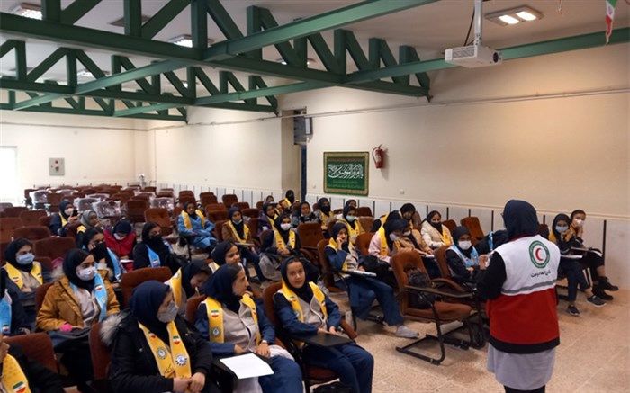 برگزاری کارگاه آموزشی امداد و کمک‌های اولیه و طبیعت گردی ویژه یاورمربیان دختر ناحیه 3 شیراز