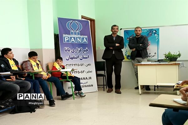 نشست مدیر سازمان دانش‌آموزی استان اصفهان با اعضای مجلس دانش‌آموزی و خبرنگاران پانا شهرستان خوانسار