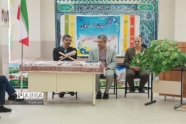 نشست مدیر سازمان دانش‌آموزی استان اصفهان با اعضای مجلس دانش‌آموزی و خبرنگاران پانا شهرستان خوانسار