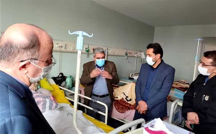 معاون وزیر بهداشت از دانش‌آموزان بستری در بیمارستان ولی‌عصر(عج) قم عیادت کرد