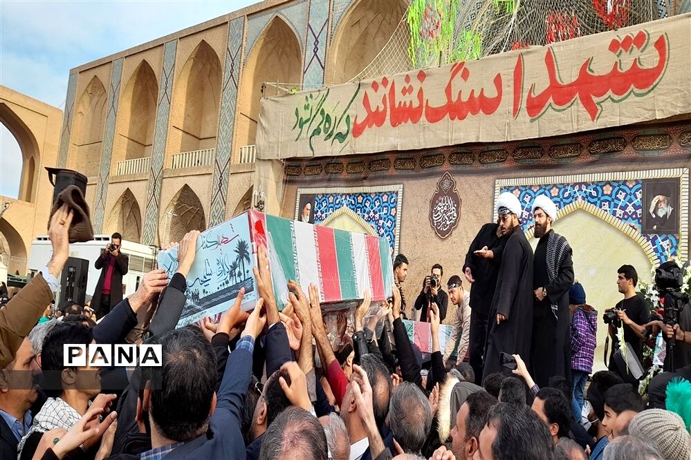 تشییع پیکر 15 شهید گلگون کفن تازه تفحص شده در یزد