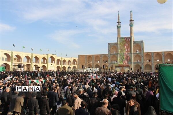 تشییع پیکر 15 شهید گلگون کفن تازه تفحص شده در یزد