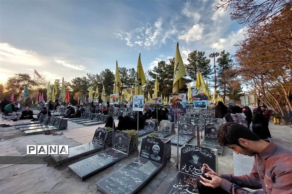مراسم هفتگی شهر پرستاره در جوار گلزار شهدای بهشت رضا