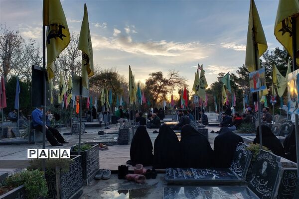 مراسم هفتگی شهر پرستاره در جوار گلزار شهدای بهشت رضا